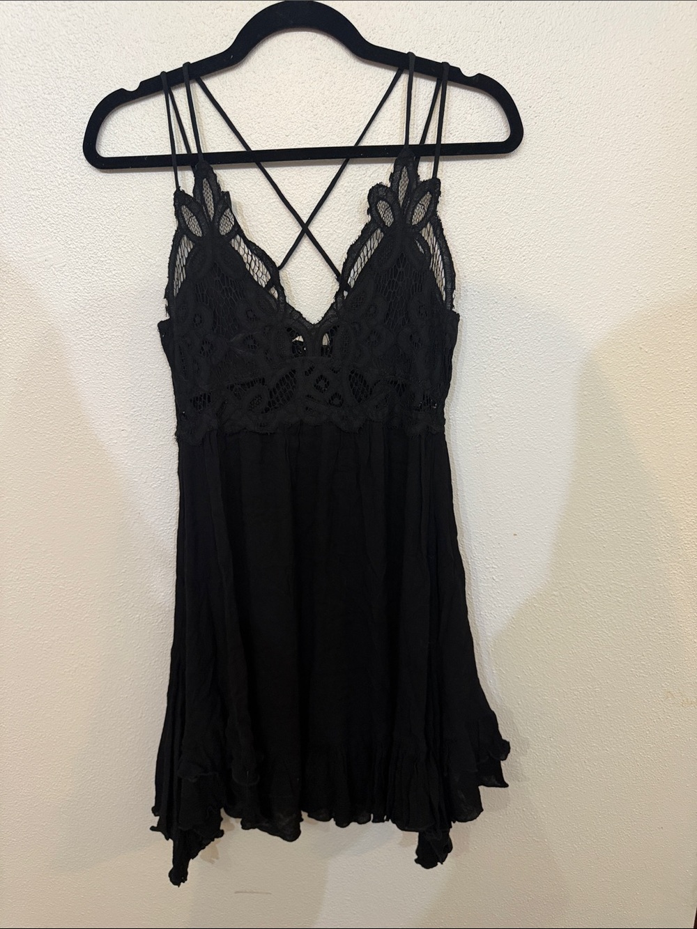 LA MIEL Black Lace-Trim Crisscross Cami